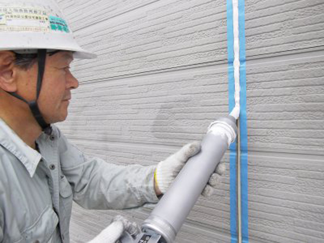 21外壁にコーキング中