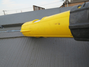 棟板金隙間コーキング中