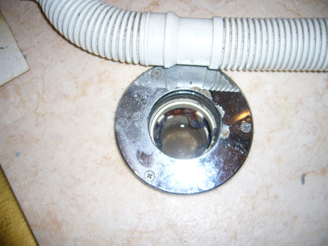 洗濯機パン：排水口2