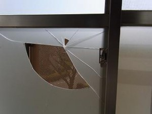 窓ガラス割れ