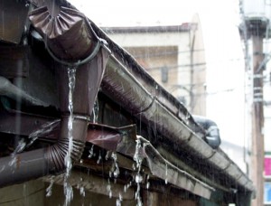 台風火災保険:雨樋の雨水漏れ1