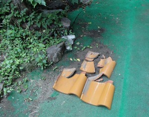 瓦が落ちている